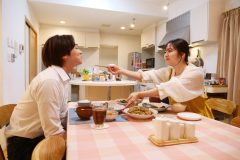 吉野北人、鈴木愛理がダブル主演の映画『昨夜は殺れたかも』ラブラブ夫婦が殺し合いに発展!?場面写真が一挙公開
