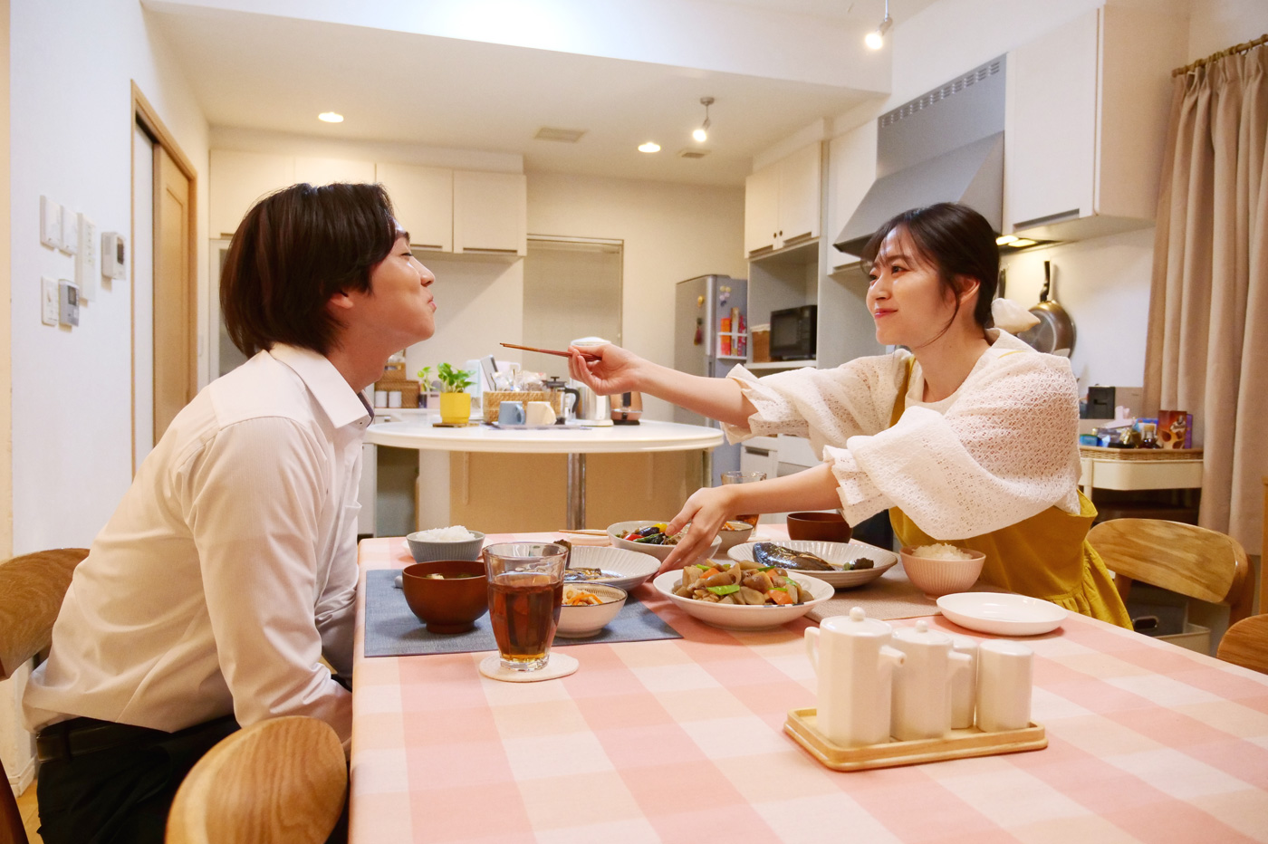 吉野北人、鈴木愛理がダブル主演の映画『昨夜は殺れたかも』ラブラブ夫婦が殺し合いに発展!?場面写真が一挙公開