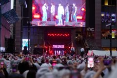 【ライブレポート】AND2BLE、K-POPグループ初！歌舞伎町サプライズフリーライブにファン3000人集結