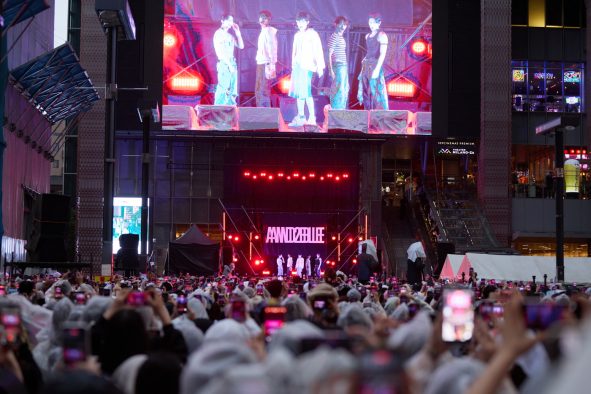 【ライブレポート】AND2BLE、K-POPグループ初！歌舞伎町サプライズフリーライブにファン3000人集結