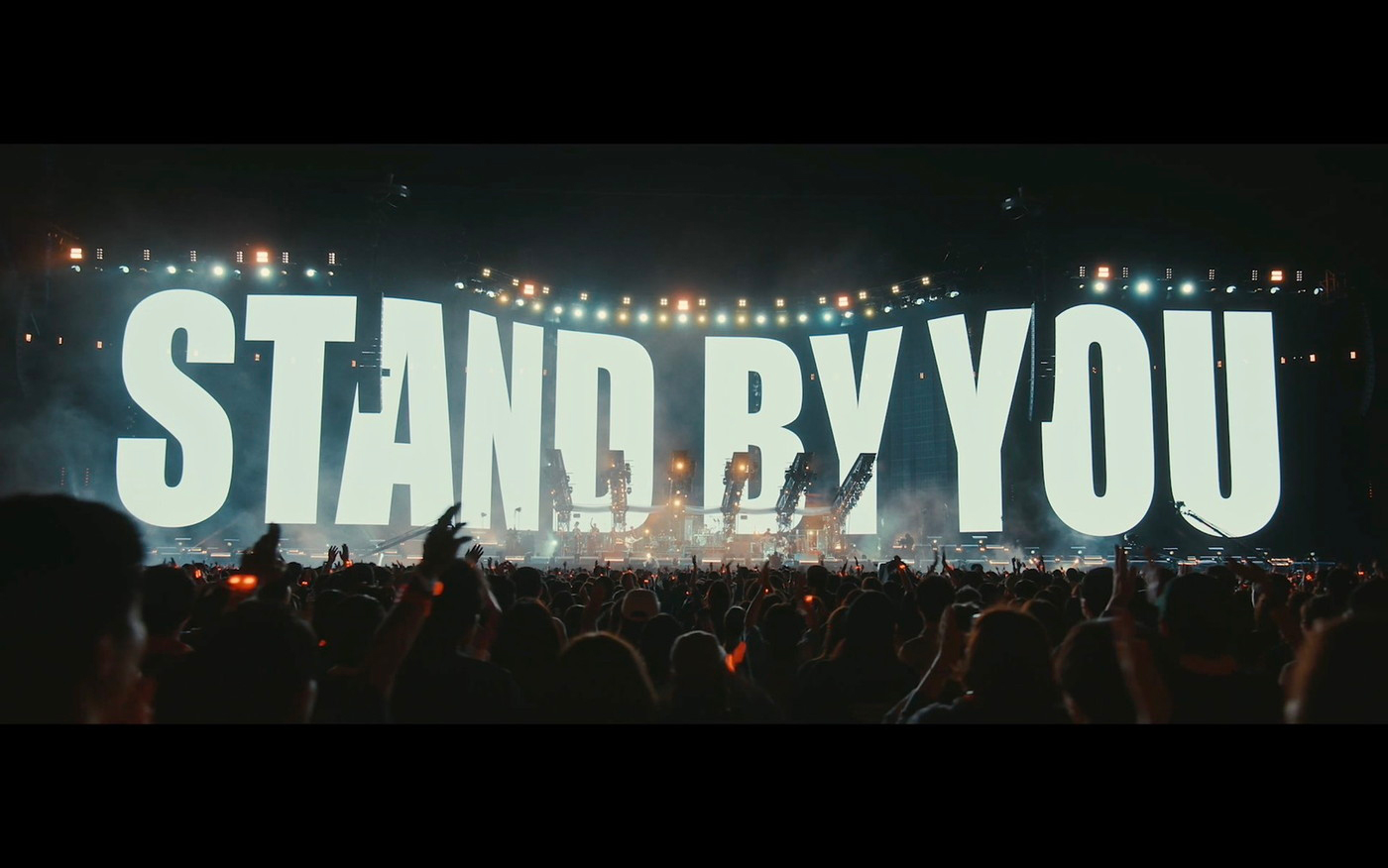 Official髭男dism、新作ライブ映像作品よりスタジアムライブのラストを飾った「Stand By You」の映像公開