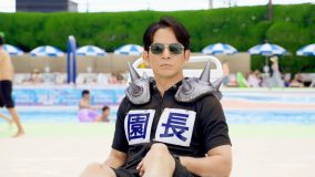 岡田准一、ひらかたパーク新CMで巨大鮫（漢字）に遭遇！「字が上手！」