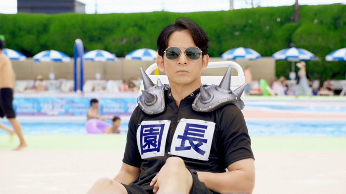 岡田准一、ひらかたパーク新CMで巨大鮫（漢字）に遭遇！「字が上手！」