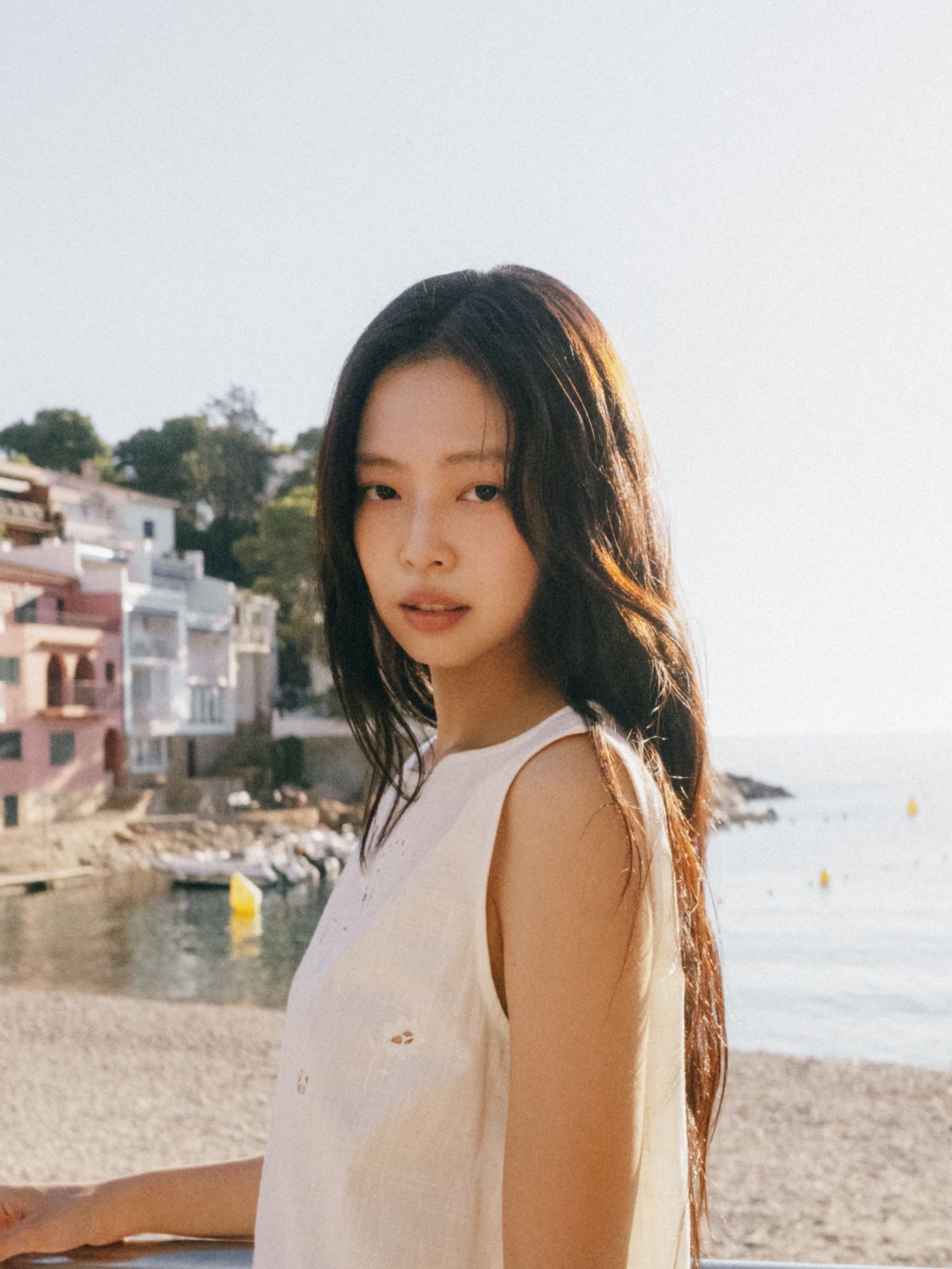 JENNIE（BLACKPINK）最新曲「Less than a Lover」リリース＆MV公開！“友達以上、恋人未満”の複雑で繊細な感情をナチュラルに表現