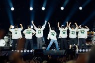 【ライブレポート】あいみょん、甲子園での10周年凱旋ライブが大盛況！「改めまして、兵庫県西宮市出身、シンガーソングライター・あいみょんです！」 - 画像一覧（18/22）