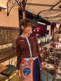 のん、花柄のスカーフを腰に巻いたコーディネートで優しくほほ笑む！ドラマ『Tokyo middle 30』オフショット公開