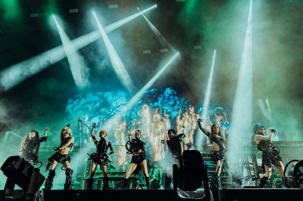 【ライブレポート】XG『FUJI ROCK FESTIVAL ’26』に初出演！フェスならではの熱狂とXGの世界観が融合したステージに