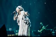 【ライブレポート】MISIAが8年ぶりに台北凱旋！機材トラブルでの中断を乗り越え、圧巻の歌声で魅了「待っててくれる？戻ってくるからね！」 - 画像一覧（2/7）