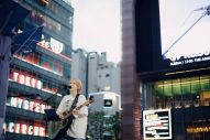 【ライブレポート】汐れいら、約3年ぶりとなるフリーストリートライブを新宿・歌舞伎町で開催 - 画像一覧（1/8）