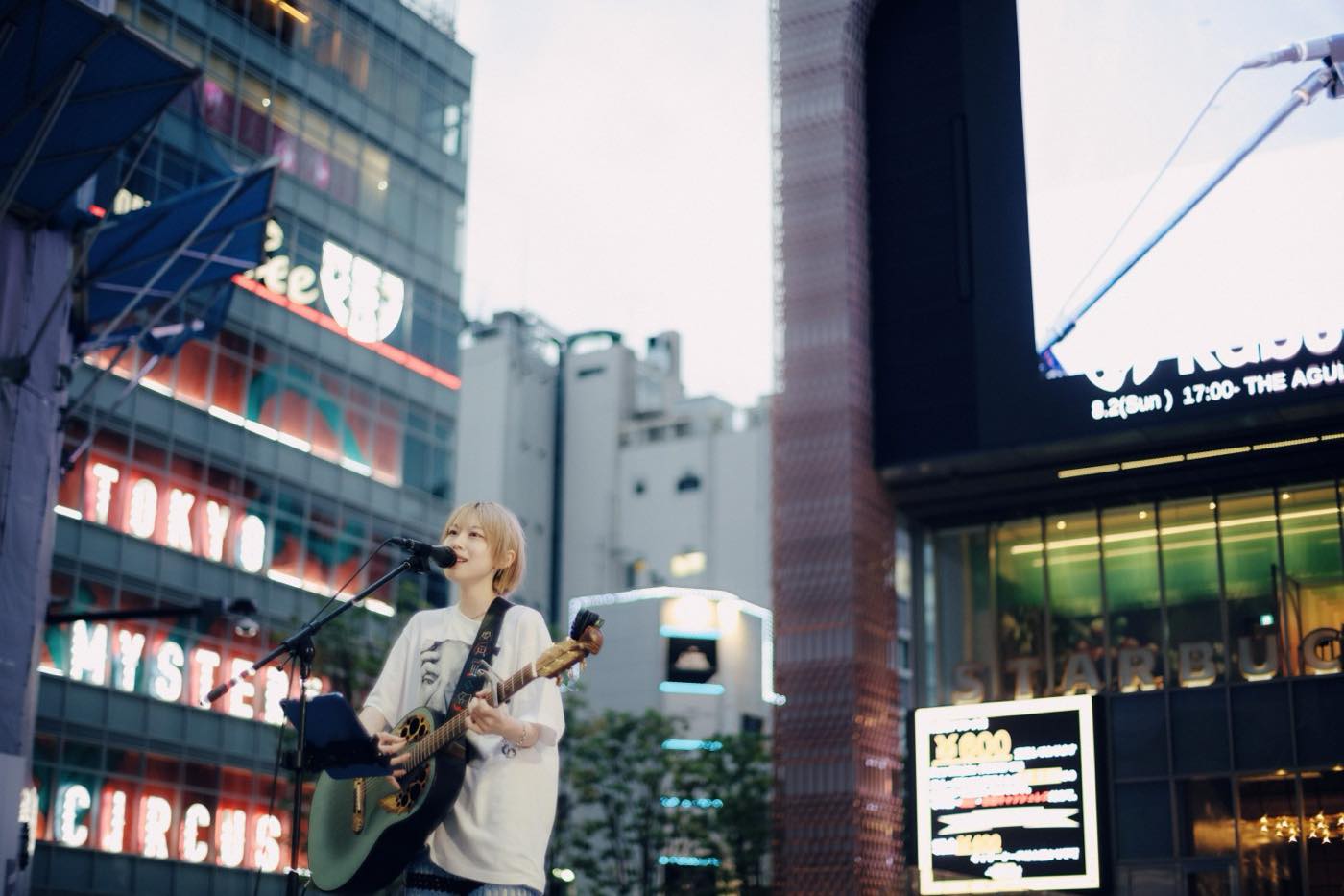 【ライブレポート】汐れいら、約3年ぶりとなるフリーストリートライブを新宿・歌舞伎町で開催