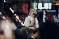 【ライブレポート】汐れいら、約3年ぶりとなるフリーストリートライブを新宿・歌舞伎町で開催 - 画像一覧（2/8）