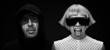 ケミブラ・トム×オーロラのTOMORA『DayDay.』での世界初TV生パフォーマンス「COME CLOSER」アーカイブ映像を公開 - 画像一覧（2/3）
