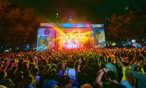 【ライブレポート】Ado、米『Lollapalooza 2026』にAIRBNBステージのトリで初出演！圧巻のパフォーマンスに1万5000人が熱狂 - 画像一覧（3/4）