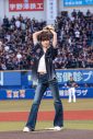 LE SSERAFIMウンチェ、お団子＆ユニフォーム姿でプロ野球始球式に登場！「一生懸命練習してきました」 - 画像一覧（1/3）