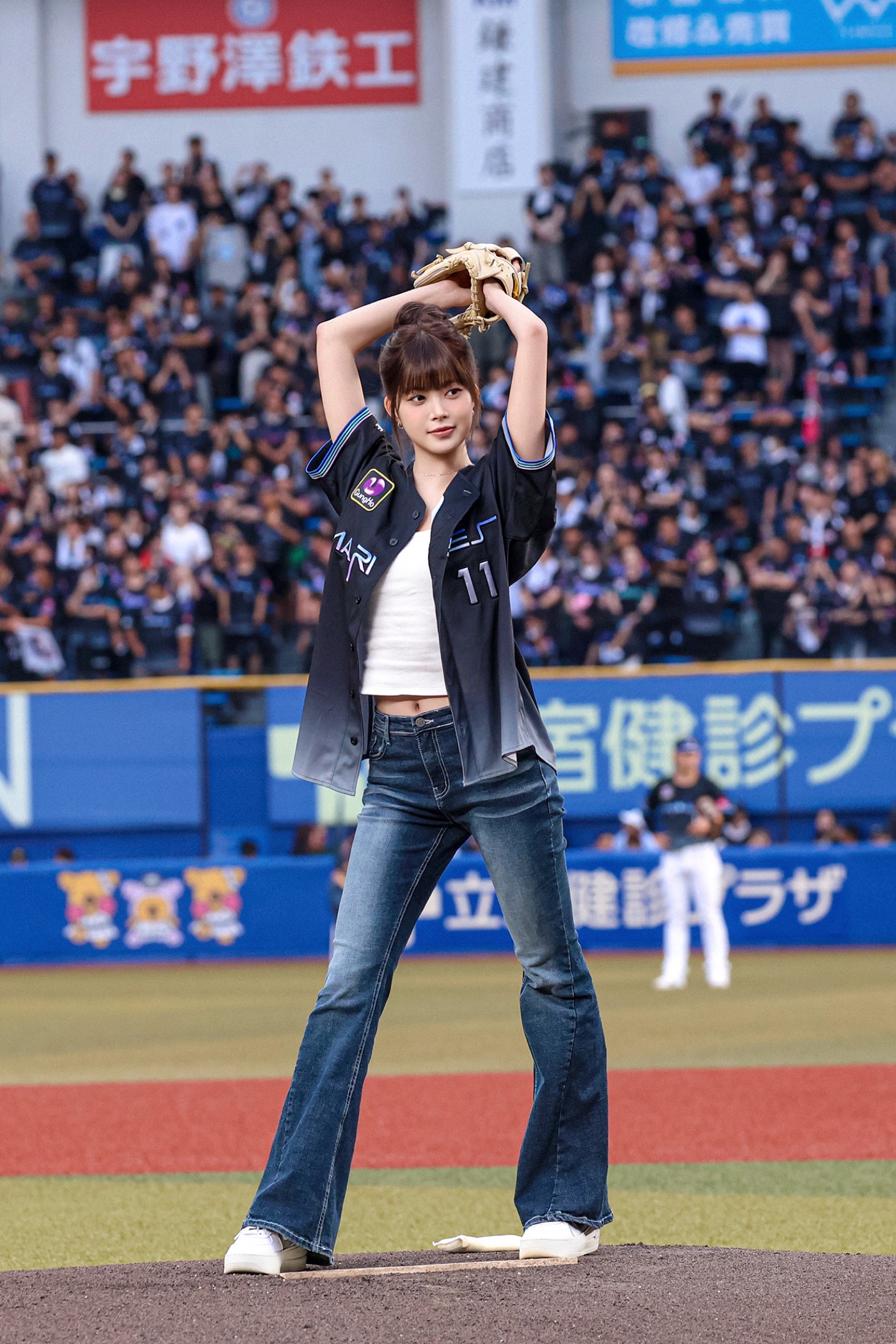 LE SSERAFIMウンチェ、お団子＆ユニフォーム姿でプロ野球始球式に登場！「一生懸命練習してきました」