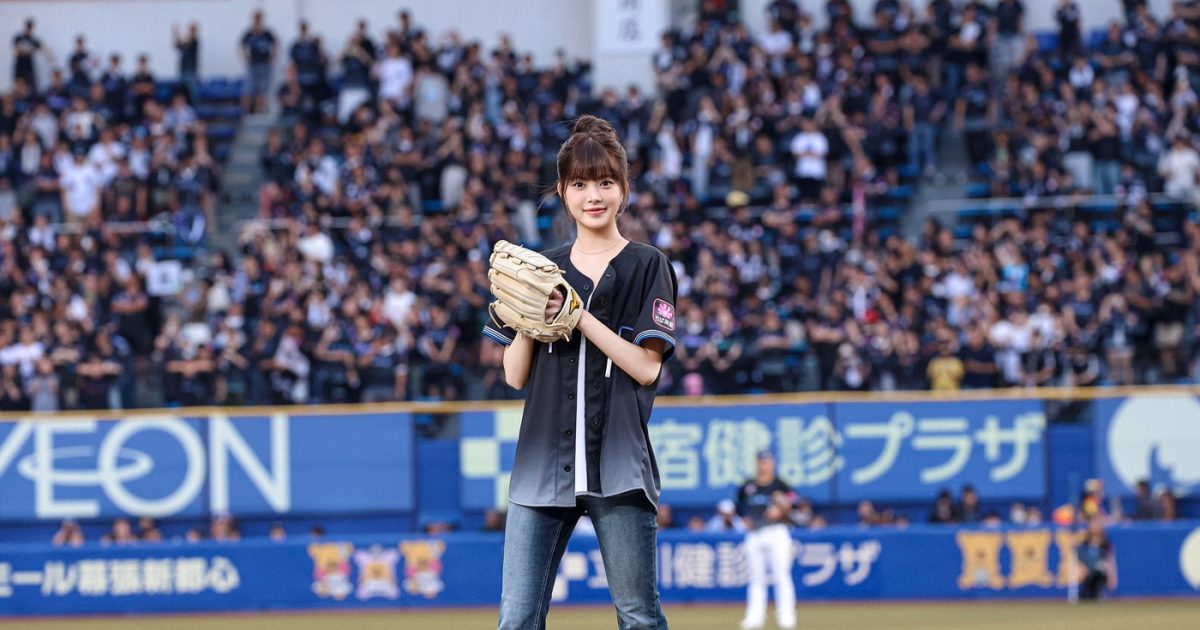 LE SSERAFIMウンチェ、お団子＆ユニフォーム姿でプロ野球始球式に登場