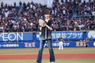 LE SSERAFIMウンチェ、お団子＆ユニフォーム姿でプロ野球始球式に登場！「一生懸命練習してきました」 - 画像一覧（2/3）