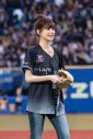 LE SSERAFIMウンチェ、お団子＆ユニフォーム姿でプロ野球始球式に登場！「一生懸命練習してきました」 - 画像一覧（3/3）