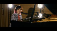清水ミチコが矢野顕子になりきって歌唱！「YOU ARE SPECIAL TO ME」のパフォーマンス映像公開 - 画像一覧（1/2）