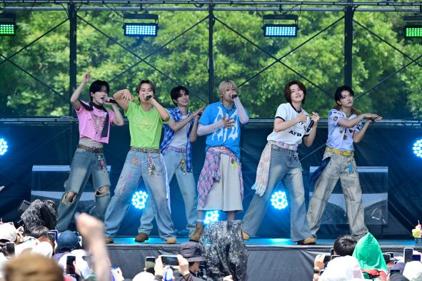 【ライブレポート】DXTEEN、『LuckyFes’26』出演！爽やかさから圧巻のパフォーマンスまで全7曲で魅せた夏ステージ