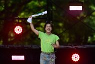 【ライブレポート】DXTEEN、『LuckyFes’26』出演！爽やかさから圧巻のパフォーマンスまで全7曲で魅せた夏ステージ - 画像一覧（15/49）