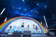 【ライブレポート】ILLIT、夏らしいチェックのスカートとTシャツ姿で『LuckyFes’26』の観客を魅了！「こんにちは、ILLITです！」 - 画像一覧（1/6）