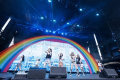 【ライブレポート】ILLIT、夏らしいチェックのスカートとTシャツ姿で『LuckyFes’26』の観客を魅了！「こんにちは、ILLITです！」
