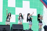 【ライブレポート】ILLIT、夏らしいチェックのスカートとTシャツ姿で『LuckyFes’26』の観客を魅了！「こんにちは、ILLITです！」 - 画像一覧（4/6）