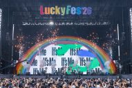 【ライブレポート】ILLIT、夏らしいチェックのスカートとTシャツ姿で『LuckyFes’26』の観客を魅了！「こんにちは、ILLITです！」 - 画像一覧（5/6）