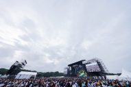 【ライブレポート】ILLIT、夏らしいチェックのスカートとTシャツ姿で『LuckyFes’26』の観客を魅了！「こんにちは、ILLITです！」 - 画像一覧（6/6）