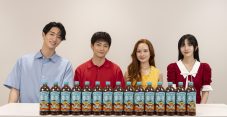 高橋文哉、久保史緒里らが「やかんの麦茶」CM『もうひとつのクレヨンしんちゃん やかんの家族だゾ！』第5話で夏祭りに奮闘 - 画像一覧（4/17）