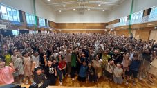 Hey! Say! JUMP知念侑李・八乙女光らが小学校にサプライズ登場！『スクール革命！』が『24時間テレビ』で小学生親子とドミノチャレンジに挑む - 画像一覧（3/3）