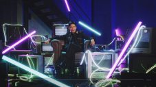 郷ひろみ、新曲「I’m Neo G」MVに2名のサウナ熱波師が参加！“誰よりも強い自己肯定感”を伝える - 画像一覧（3/4）