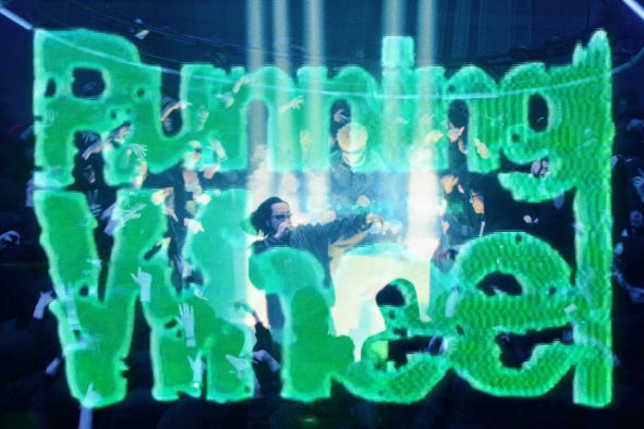 Creepy Nutsがアンダーグラウンドな空間で黒ずくめの観客に囲まれながらパフォーマンス！新曲「Running Wheel」のMV公開