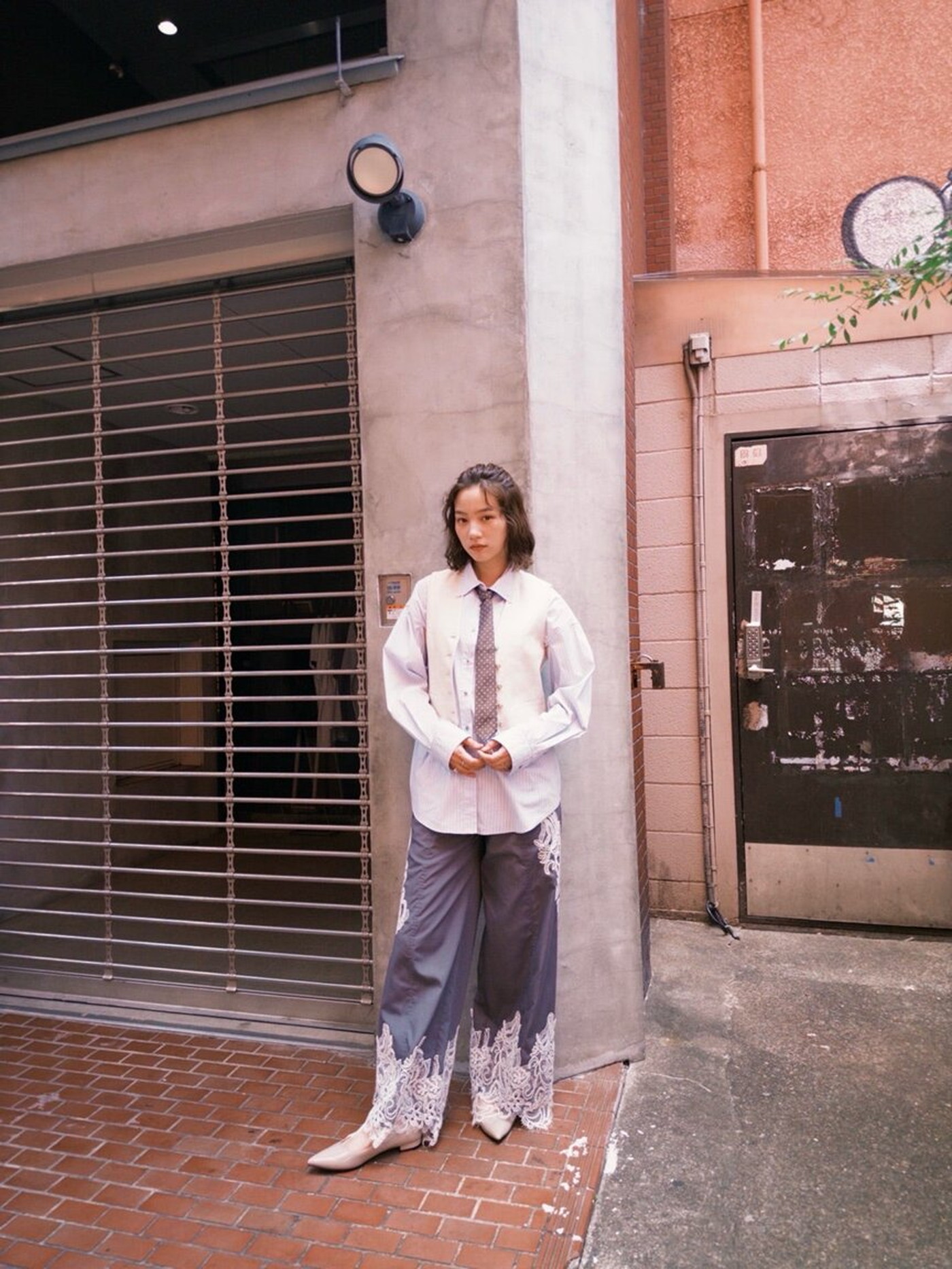 のん、クールな路地裏“はるきゃん”姿で魅せる！ドラマ『Tokyo middle 30』オフショット公開