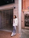 のん、クールな路地裏“はるきゃん”姿で魅せる！ドラマ『Tokyo middle 30』オフショット公開 - 画像一覧（2/6）