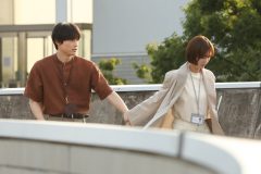 ドラマ『告白－25年目の秘密－』第7話で麻里子（岡崎紗絵）が爽太（松村北斗）の行動に戸惑う「私の前から消えたら、絶対に許さないから！」
