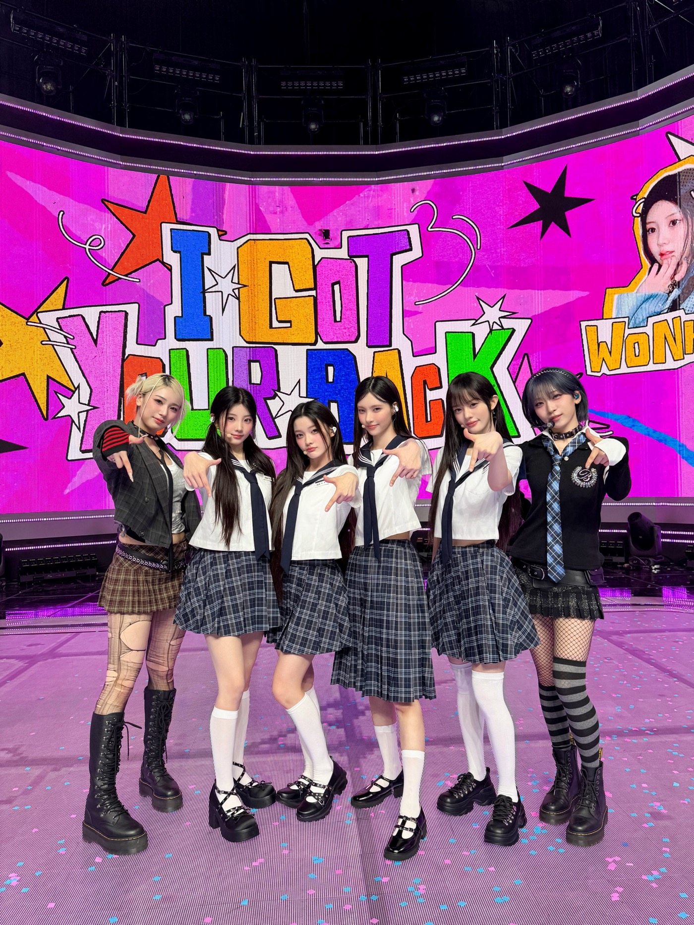 ILLIT、初々しいスクールルックでHANAのJISOO、MOMOKAとともに『M COUNTDOWN』で胸躍るパフォーマンス