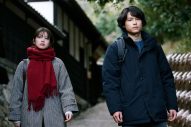 松村北斗×今田美桜W主演映画『白鳥とコウモリ』“禁断”のバディが誕生する瞬間を収めた本編映像＆あらたな場面写真解禁 - 画像一覧（1/2）