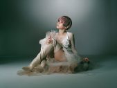 映画『GROTESQQQUE-グロテスク-』劇中歌第5弾は、Reol・水槽による「天井の街」。「半分ずつ作詞・歌唱を担当させていただきました」 - 画像一覧（2/3）