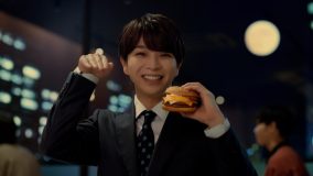 M!LK塩﨑太智、マクドナルドCM初出演！宮﨑あおい、＝LOVE佐々木舞香と“月見ファミリー”新TVCMに登場