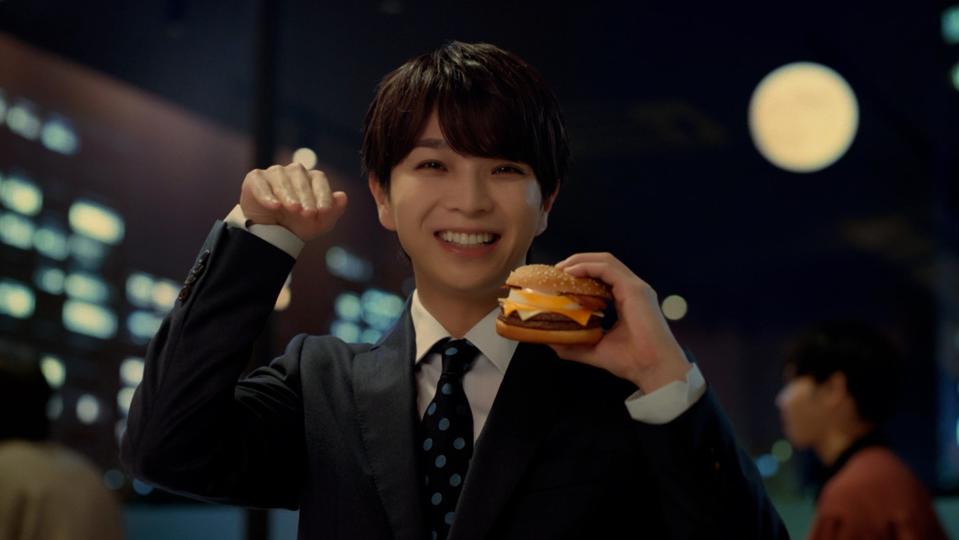 M!LK塩﨑太智、マクドナルドCM初出演！宮﨑あおい、＝LOVE佐々木舞香と“月見ファミリー”新TVCMに登場
