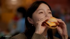 M!LK塩﨑太智、マクドナルドCM初出演！宮﨑あおい、＝LOVE佐々木舞香と“月見ファミリー”新TVCMに登場 - 画像一覧（8/37）