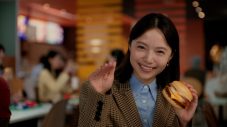 M!LK塩﨑太智、マクドナルドCM初出演！宮﨑あおい、＝LOVE佐々木舞香と“月見ファミリー”新TVCMに登場 - 画像一覧（9/37）