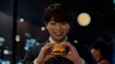 M!LK塩﨑太智、マクドナルドCM初出演！宮﨑あおい、＝LOVE佐々木舞香と“月見ファミリー”新TVCMに登場 - 画像一覧（16/37）