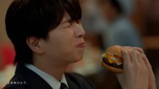 M!LK塩﨑太智、マクドナルドCM初出演！宮﨑あおい、＝LOVE佐々木舞香と“月見ファミリー”新TVCMに登場 - 画像一覧（17/37）