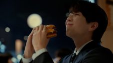 M!LK塩﨑太智、マクドナルドCM初出演！宮﨑あおい、＝LOVE佐々木舞香と“月見ファミリー”新TVCMに登場 - 画像一覧（18/37）