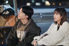 西畑大吾×福本莉子W主演映画『時給三〇〇円の死神』新場面写真解禁！佐倉（西畑大吾）の横で儚げな表情を見せる花森（福本莉子）