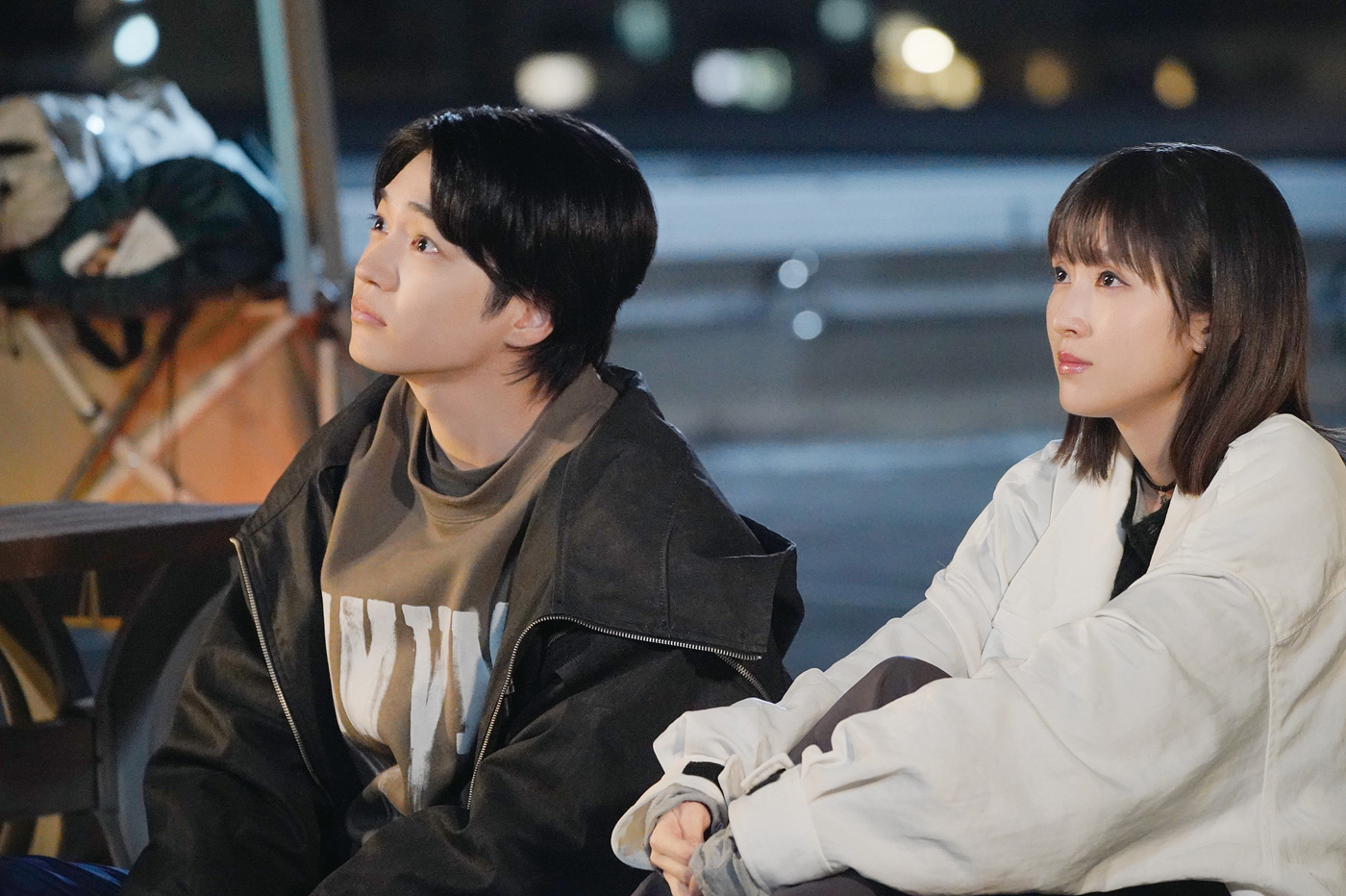 西畑大吾×福本莉子W主演映画『時給三〇〇円の死神』新場面写真解禁！佐倉（西畑大吾）の横で儚げな表情を見せる花森（福本莉子）