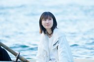 西畑大吾×福本莉子W主演映画『時給三〇〇円の死神』新場面写真解禁！佐倉（西畑大吾）の横で儚げな表情を見せる花森（福本莉子） - 画像一覧（2/4）